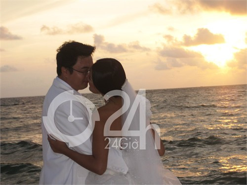 Cô dâu chú rể tranh thủ "thân mật" trước khi lễ cưới bắt đầu. (Theo 24h) Cô dâu chú rể tranh thủ "thân mật" trước khi lễ cưới bắt đầu. (Theo 24h)