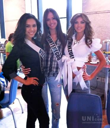 Người đẹp Việt Nam luôn rạng rỡ trước ống kính tại sân bay.