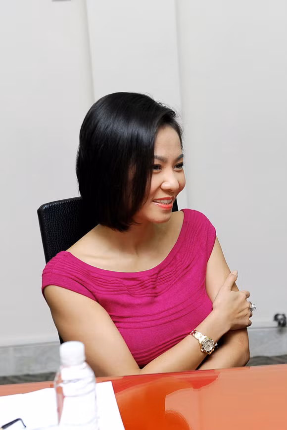 Tuy lần đầu làm giám khảo nhưng Thu Minh rất tự tin và luôn rạng rỡ, xinh đẹp với những trang phục nhã nhặn và gợi cảm.