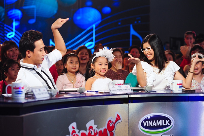 Hiện tại, Đặng Châu Anh đang làm một trong các vị giám khảo xinh đẹp và nhí nhảnh của chương trình Đồ rê mí 2012.