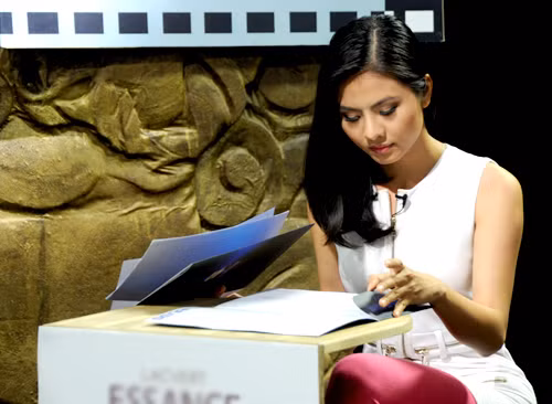 Chỉ mới ở độ tuổi trẻ trung như thế này, Vân Trang đã được mời vào chương trình thực tế Hãy xem tôi diễn với vai trò giám khảo, để chọn lọc, tìm kiếm những tài năng còn ẩn nấp đâu đây trong hàng ngàn hồ sơ gửi về chương trình.