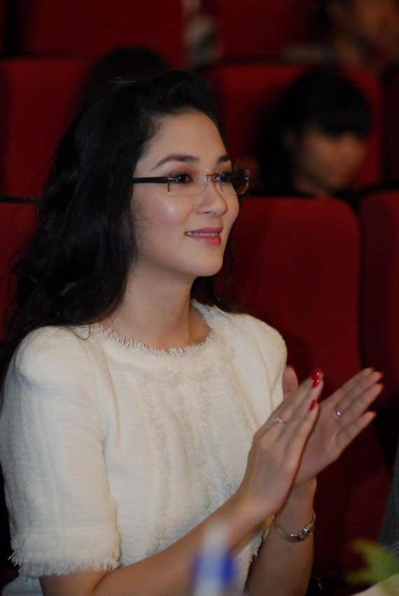 Bất ngờ xuất hiện tại đêm chung kết Hoa khôi sinh viên Hà Nội, hoa hậu Nguyễn Thị Huyền khiến nhiều người ngỡ ngàng bởi vẻ đằm thắm, nét dịu dàng với mái tóc buông xõa và trang điểm nhẹ nhàng.