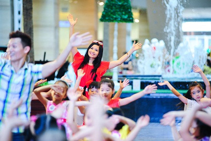 Với tính cách nhẹ nhàng và vẻ đẹp đằm thắm, Châu Anh đã góp phần mang đến sự tự tin cho các tài năng nhí.