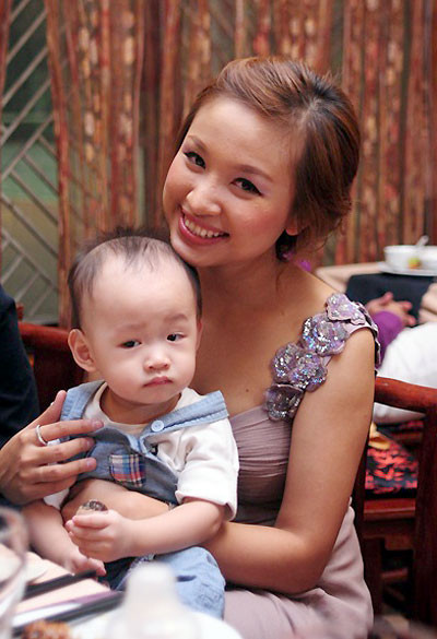 Sau những muộn phiền trong cuộc sống, 'chị Kính Hồng' lấy lại cảm giác yên bình khi được ở bên con trai.