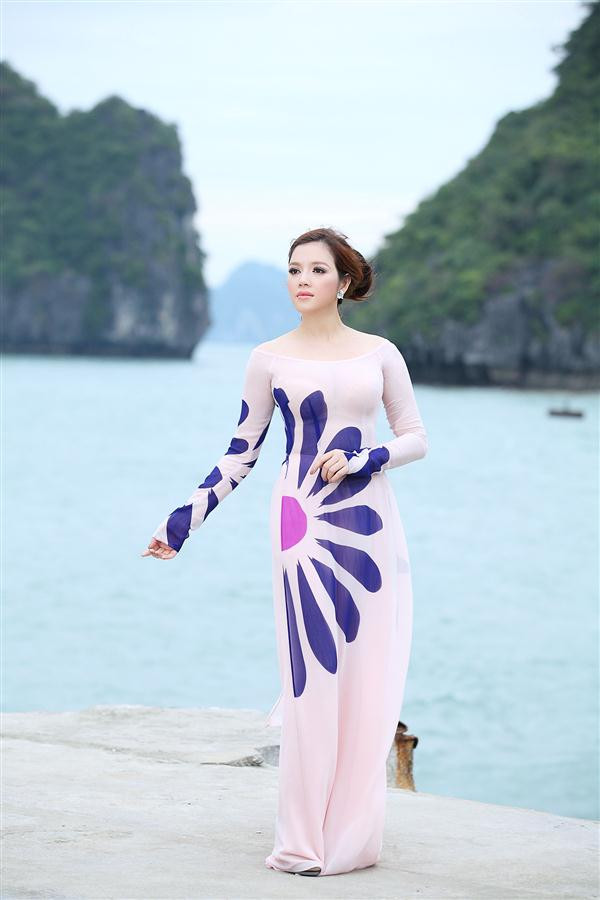 Đại sứ Lý Nhã Kỳ khoe dáng tại đảo Ti Tốp - vịnh Hạ Long vào tháng 12/2011.