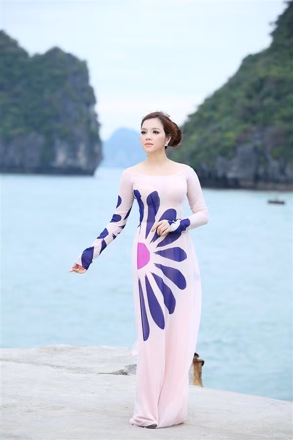 Đại sứ Lý Nhã Kỳ khoe dáng tại đảo Ti Tốp - vịnh Hạ Long vào tháng 12/2011.