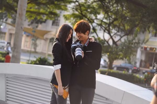 Được biết, vì là bạn bè thân thiết từ lâu nên Tim rất nhiệt tình khi nhận được lời mời từ Quế Vân. Dù thời gian này đang rất bận rộn lo cho gia đình nhưng Tim vẫn dành cả ngày để đến quay hình cho MV. (Theo zing) Được biết, vì là bạn bè thân thiết từ lâu nên Tim rất nhiệt tình khi nhận được lời mời từ Quế Vân. Dù thời gian này đang rất bận rộn lo cho gia đình nhưng Tim vẫn dành cả ngày để đến quay hình cho MV. (Theo zing)