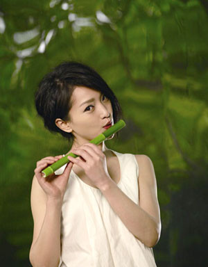 Trước khi bước chân vào nghiệp diễn, Chấu Tấn làm người mẫu lịch. Công việc của cô chắc sẽ không có gì thay đổi nếu như một ngày, cô không là khách mời của một chương trình truyền hình và lọt vào "tầm ngắm" của một nhà sản xuất phim.