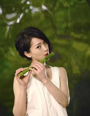 Trước khi bước chân vào nghiệp diễn, Chấu Tấn làm người mẫu lịch. Công việc của cô chắc sẽ không có gì thay đổi nếu như một ngày, cô không là khách mời của một chương trình truyền hình và lọt vào "tầm ngắm" của một nhà sản xuất phim.