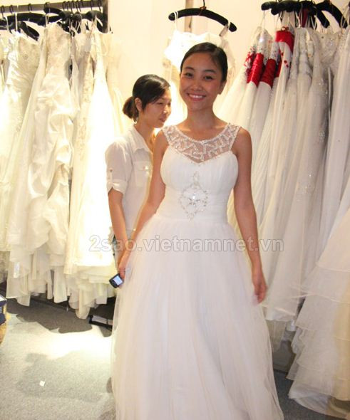 Theo thông tin từ những người thân cận của Đoan Trang, hôn lễ sẽ được diễn ra lúc 16 – 17h, ngày 30/07, tại TP.HCM. Cô dâu Đoan Trang chia sẻ: “Tôi muốn đám cưới được cử hành sớm vì thường đám cưới ở Việt Nam tổ chức khá trễ nên cô dâu và chú rể không có thời gian ở bên bạn bè”. Theo thông tin từ những người thân cận của Đoan Trang, hôn lễ sẽ được diễn ra lúc 16 – 17h, ngày 30/07, tại TP.HCM. Cô dâu Đoan Trang chia sẻ: “Tôi muốn đám cưới được cử hành sớm vì thường đám cưới ở Việt Nam tổ chức khá trễ nên cô dâu và chú rể không có thời gian ở bên bạn bè”.