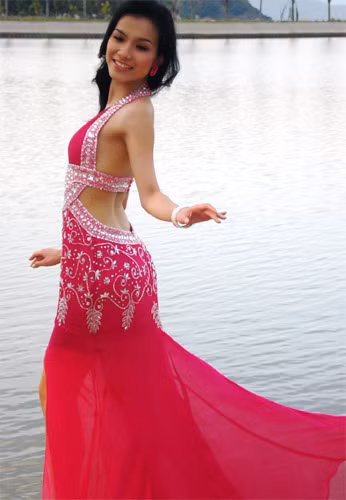 Vẻ đẹp dịu dàng của Thùy Lâm trong bộ váy màu hồng trên biển vào tháng 6/2008.