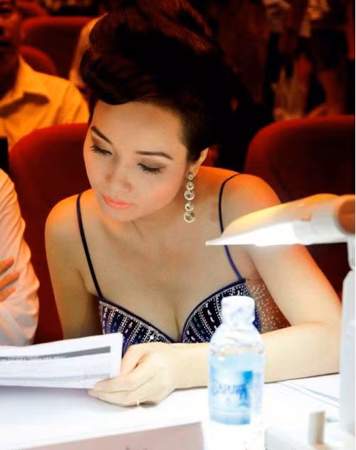 Một trong những người đẹp đa tài trong giới showbiz Việt đó là Mai Thu Huyền. Cô không chỉ thành công trong vai trò là một người lãnh đạo mà còn là một diễn viên, người mẫu nổi tiếng. Ngoài ra, mọi người còn được ngắm nhìn vẻ đẹp sang trọng và đài các khi Mai Thu Huyền làm giám khảo trong các cuộc thi. Một trong những người đẹp đa tài trong giới showbiz Việt đó là Mai Thu Huyền. Cô không chỉ thành công trong vai trò là một người lãnh đạo mà còn là một diễn viên, người mẫu nổi tiếng. Ngoài ra, mọi người còn được ngắm nhìn vẻ đẹp sang trọng và đài các khi Mai Thu Huyền làm giám khảo trong các cuộc thi.