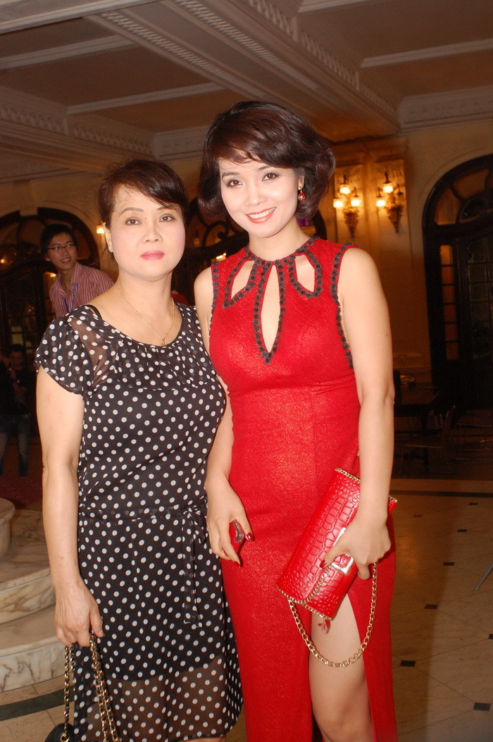 Diễn viên đình đám một thời Mai Thu Huyền nổi bật trong chiếc đầm đỏ quý phái đến làm giám khảo cho một cuộc thi được tổ chức tại Nhà hát lớn vào tháng 6 vừa qua. (theo GDVN) Diễn viên đình đám một thời Mai Thu Huyền nổi bật trong chiếc đầm đỏ quý phái đến làm giám khảo cho một cuộc thi được tổ chức tại Nhà hát lớn vào tháng 6 vừa qua. (theo GDVN)