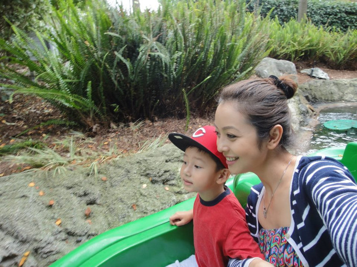 Hai mẹ con cùng tham gia các trò chơi và có những giây phút thoải mái bên nhau. Hai mẹ con cùng tham gia các trò chơi và có những giây phút thoải mái bên nhau.