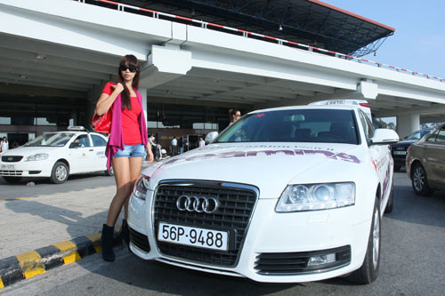 Tại sân bay Tân Sơn Nhất, Hà Anh đã khoe chân dài gợi cảm bên chiếc Audi do BTC chuyên dùng để đưa đón nàng cũng như các người mẫu khác. Tại sân bay Tân Sơn Nhất, Hà Anh đã khoe chân dài gợi cảm bên chiếc Audi do BTC chuyên dùng để đưa đón nàng cũng như các người mẫu khác.