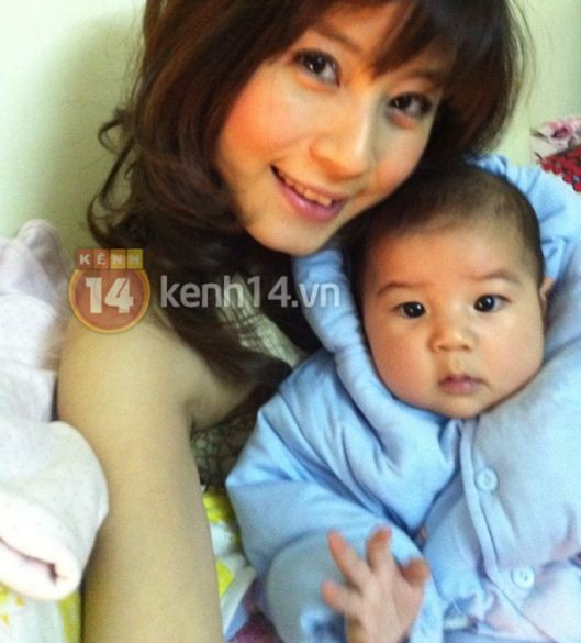 Ngọc Anh chia sẻ: "Người ta bảo sinh con gái trước trai sau là được điểm 10, có nếp có tẻ. Cô đang rất mãn nguyện với "gia đình điểm 10" này của mình".