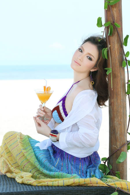 Lý Nhã Kỳ khoe vẻ đẹp nóng bỏng giữa nắng vàng, biển xanh vào tháng 6/2011.