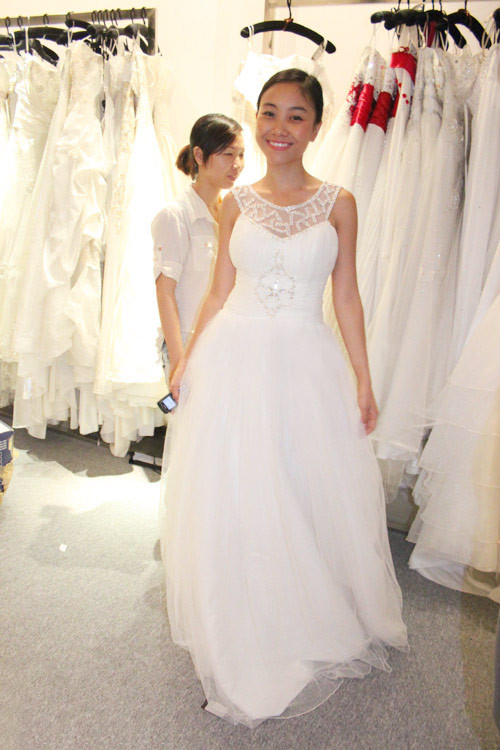 Đoan Trang sở hữu làn da nâu "giòn tan" và nụ cười rất duyên, cô xứng đáng được mệnh danh là một trong những cô dâu có làn da socola gợi cảm nhất showbiz Việt.