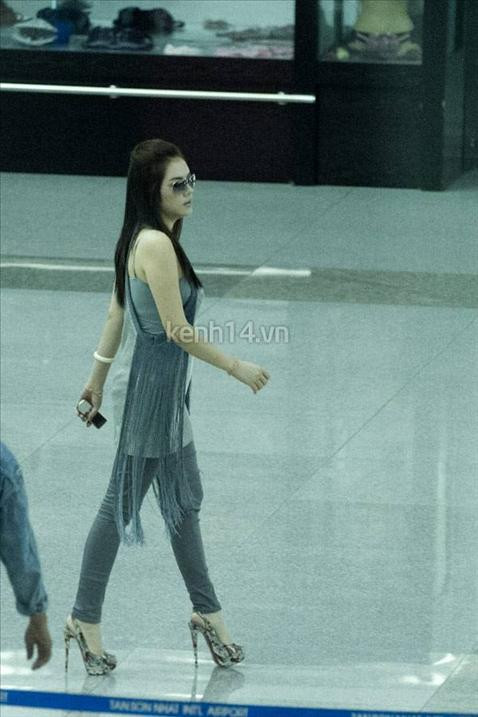 Thỉnh thoảng, Lý Nhã Kỳ lại dùng kính râm để "ngụy trang" đôi mắt có phần hơi mệt mỏi. (Theo kenh14) Thỉnh thoảng, Lý Nhã Kỳ lại dùng kính râm để "ngụy trang" đôi mắt có phần hơi mệt mỏi. (Theo kenh14)