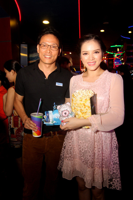 Lý Nhã Kỳ đã bị bắt gặp đi xem phim cùng đạo diễn Ngô Quang Hải. Hai người cười luôn miệng và có vẻ rất tâm đầu ý hợp. Trong khi đại sứ Du lịch Việt Nam cầm túi bỏng ngô thì đạo diễn "Chuyện của Pao" cầm nước ngọt cho cô. Lý Nhã Kỳ đã bị bắt gặp đi xem phim cùng đạo diễn Ngô Quang Hải. Hai người cười luôn miệng và có vẻ rất tâm đầu ý hợp. Trong khi đại sứ Du lịch Việt Nam cầm túi bỏng ngô thì đạo diễn "Chuyện của Pao" cầm nước ngọt cho cô.