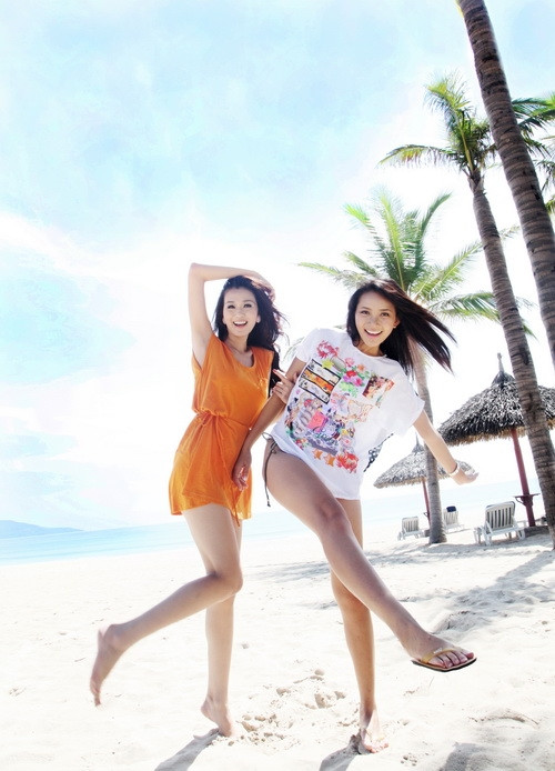 Siêu mẫu – diễn viên Phan Như Thảo cùng hoa hậu áo dài Khánh My đã có những ngày nghỉ lễ vui đùa trên biển Đà Nẵng.