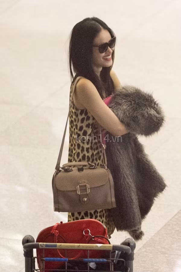 Tuyết Lan đã trải qua cuộc hành trình từ châu Âu về sân bay Tân Sơn Nhất cùng dàn mẫu của Vietnam's Next Top Model vào tháng 6/2012.