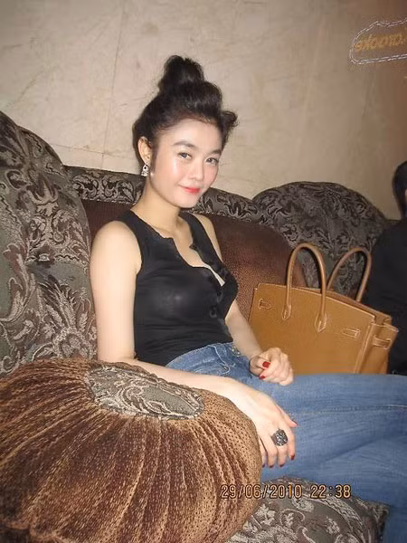 Có điều đặc biệt là ở bài phỏng vấn này có ghi Julia Hồ Thúy Anh sinh năm 1987. Đó cũng là tuổi của hot girl Thúy Anh, nhưng trong cuộc thi Hoa hậu người Việt hoàn cầu 2012, BTC lại công bố Thúy Anh có 22 tuổi, trong khi đó, nếu sinh năm 1987 thì năm nay như bài báo đăng thì cô đã 25 tuổi. Có sự khai gian tuổi tác ở đây hay Ban tổ chức cuộc thi Hoa hậu người Việt hoàn cầu 2012 ghi nhầm?