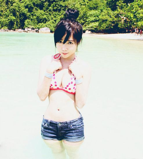 Bộ sách ảnh Elly thực hiện vào tháng 3/2011 tại Hàn Quốc đã đạt doanh thu khá cao tại thị trường Hàn, Mỹ.... Hiện Elly đang rất bận rộn với công việc chụp hình quảng cáo và làm bộ sách ảnh tiếp theo tại Đài Loan. (Theo ione)