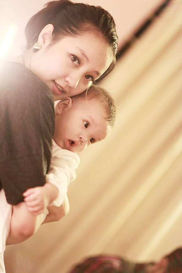 Những tưởng sau khi tốt nghiệp Khoa Piano tại Nhạc viện Hà Nội, cô gái sở hữu nhan sắc "nghiêng nước nghiêng thành" này sẽ oanh tạc showbiz trước vô vàn lời mời và cơ hội hấp dẫn. Thế nhưng thật bất ngờ, Mi Vân quyết định "lên xe hoa" ở tuổi 22 và có baby ngay sau đó.