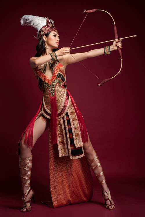 Các nhà thiết kế khá "ưa chuộng" trang phục thời kỳ "sơ khai" của dân tộc. Bộ trang phục dân tộc của Hoàng My mang đến cuộc thi HHTG năm nay được thiết kế dựa trên nguồn gốc lịch sử, bộ trang phục dân tộc lấy tưởng từ trang phục của người Âu Lạc. Các nhà thiết kế khá "ưa chuộng" trang phục thời kỳ "sơ khai" của dân tộc. Bộ trang phục dân tộc của Hoàng My mang đến cuộc thi HHTG năm nay được thiết kế dựa trên nguồn gốc lịch sử, bộ trang phục dân tộc lấy tưởng từ trang phục của người Âu Lạc.