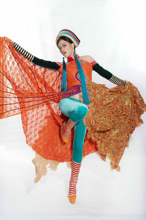 Bên cạnh những họa tiết hoa văn cùng sắc màu bắt mắt, bộ váy của người Dao được cắt khéo léo khoe đôi vai trần thon gọn giúp người đẹp tự tin khoe thân hình ngọc ngà trong từng bước đi trên sân khấu. Bên cạnh những họa tiết hoa văn cùng sắc màu bắt mắt, bộ váy của người Dao được cắt khéo léo khoe đôi vai trần thon gọn giúp người đẹp tự tin khoe thân hình ngọc ngà trong từng bước đi trên sân khấu.