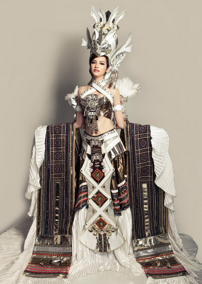 Bộ trang phục truyền thống của Lạc Việt được cách điệu trở nên sexy khoe trọn vòng thon gợi cảm và đôi vai trần của Trúc Diễm. Bộ trang phục truyền thống của Lạc Việt được cách điệu trở nên sexy khoe trọn vòng thon gợi cảm và đôi vai trần của Trúc Diễm.