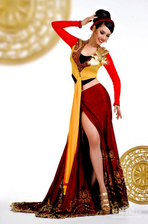 Trong cuộc thi Miss Universe 2011, Hoàng My chọn trang phục dân tộc là chiếc áo tứ thân được thiết kế tinh tế, để dù "mớ ba mớ bảy" nhưng vẫn khoe khéo được đôi chân dài và vòng eo thon của người đẹp. Trong cuộc thi Miss Universe 2011, Hoàng My chọn trang phục dân tộc là chiếc áo tứ thân được thiết kế tinh tế, để dù "mớ ba mớ bảy" nhưng vẫn khoe khéo được đôi chân dài và vòng eo thon của người đẹp.