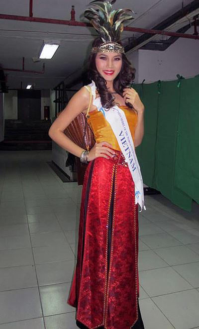 Giải vàng siêu mẫu Việt Nam, Ngọc Thạch diện trang phục dân tộc trong đêm chung kết Miss Model of The World tại nhà hát Cửa sổ Thế giới ở Thâm Quyến, Trung Quốc. Giải vàng siêu mẫu Việt Nam, Ngọc Thạch diện trang phục dân tộc trong đêm chung kết Miss Model of The World tại nhà hát Cửa sổ Thế giới ở Thâm Quyến, Trung Quốc.