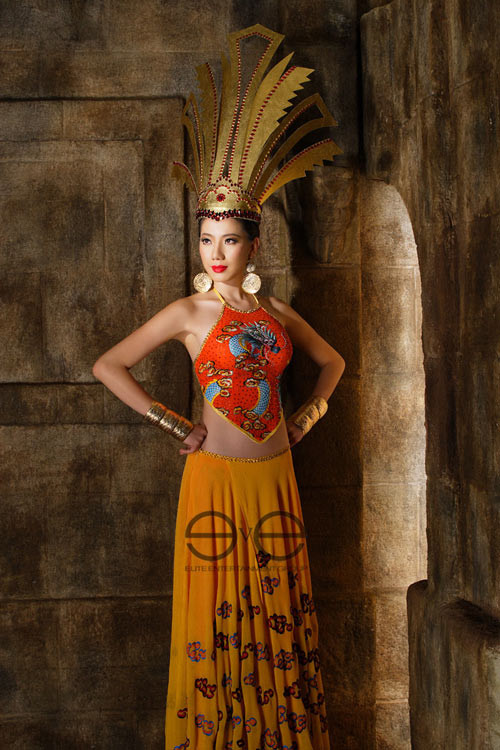 Bộ trang phục áo yếm được thiết kế công phu cách điệu, lấy ý tưởng từ trang phục Mỵ Nương thời vua Hùng. Với chất liệu lụa tơ tằm cùng thiết kế cách điệu, Chung Thục Quyên dễ dàng tạo ấn tượng với người đối diện bởi làn da trắng mịn màng cùng nét đẹp sexy của áo yếm. Bộ trang phục áo yếm được thiết kế công phu cách điệu, lấy ý tưởng từ trang phục Mỵ Nương thời vua Hùng. Với chất liệu lụa tơ tằm cùng thiết kế cách điệu, Chung Thục Quyên dễ dàng tạo ấn tượng với người đối diện bởi làn da trắng mịn màng cùng nét đẹp sexy của áo yếm.