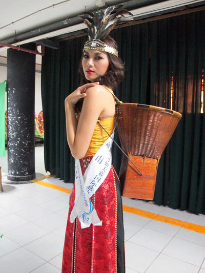 Bộ trang phục của cô bị đánh giá là khá mờ nhạt từ kiểu dáng, màu sắc, đường nét tuy NTK đã cố gắng tạo nên sự mới mẻ bằng cách khoe đôi vai trần gợi cảm của cô. Bộ trang phục của cô bị đánh giá là khá mờ nhạt từ kiểu dáng, màu sắc, đường nét tuy NTK đã cố gắng tạo nên sự mới mẻ bằng cách khoe đôi vai trần gợi cảm của cô.