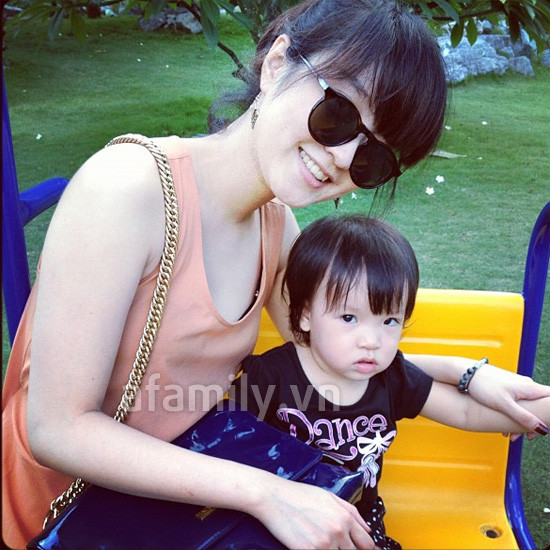 Không còn hình ảnh một hot girl nhí nhảnh tuổi teen ngày nào mà thay vào đó là hình ảnh một người phụ nữ, người mẹ của gia đình và ngày càng đẹp mặn mà.
