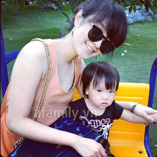 Không còn hình ảnh một hot girl nhí nhảnh tuổi teen ngày nào mà thay vào đó là hình ảnh một người phụ nữ, người mẹ của gia đình và ngày càng đẹp mặn mà.