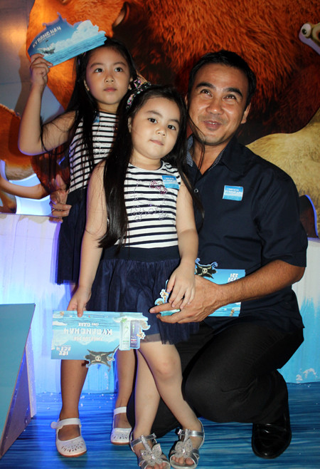 Do vợ bận việc, nam diễn viên dắt hai công chúa đi xem hoạt hình Ice Age. Do vợ bận việc, nam diễn viên dắt hai công chúa đi xem hoạt hình Ice Age.