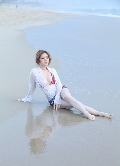 Nhân dịp đến Nha Trang tham dự triển lãm ảnh "Vẻ đẹp trước biển", nằm trong khuôn khổ Festival biển Nha Trang 5/2011, Lý Nhã Kỳ đã thực hiện bộ ảnh ấn tượng trên biển.