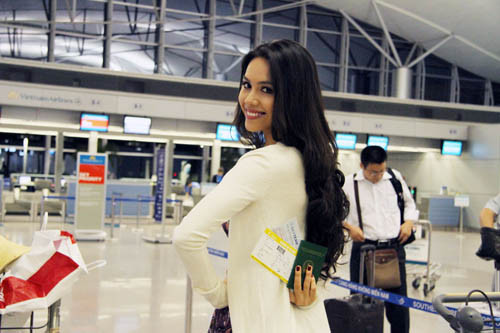 Mặc dù chuyến bay khá muộn nhưng đã có rất nhiều người thân, gia đình, bạn bè và fan hâm mộ ra sân bay tiễn Hoàng My cũng như gửi đến cô những lời chúc tốt đẹp nhất.