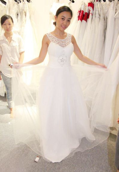 Người hâm mộ lại được phen choáng váng trước hàng loạt thông tin Đoan Trang chuẩn bị lên xe hoa. Bởi trước đó, Đoan Trang chưa một lần khoe bạn trai hay thừa nhận rằng mình sẽ lấy chồng. Có lẽ cô muốn đám cưới của mình diễn ra bí mật, không làm rầm rộ lên.