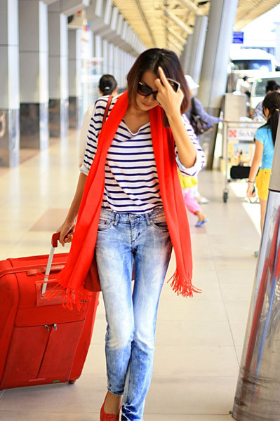 Dễ dàng nhận thấy khăn quàng là phụ kiện thường thấy của Thanh Hằng tại sân bay. (Theo 24h)