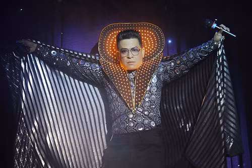 Sau khi ghi danh vào sách Kỷ lục Guinness Việt Nam với hạng mục "Người hát một ca khúc nhiều giai điệu nhất", MC nổi tiếng của các chương trình truyền hình đã quyết định đặt chân vào làng ca hát. Sau khi ghi danh vào sách Kỷ lục Guinness Việt Nam với hạng mục "Người hát một ca khúc nhiều giai điệu nhất", MC nổi tiếng của các chương trình truyền hình đã quyết định đặt chân vào làng ca hát.