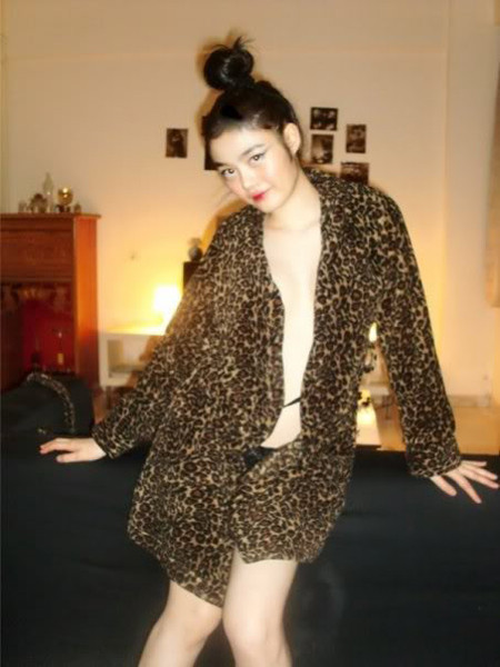 Cùng với hot girl Bé Mèo, Thúy Anh từng là gương mặt quen thuộc và nổi bật ở các vũ trường, quán bar ở Sài thành. Hồ Thúy Anh nổi tiếng đến mức đã có một thời, mỗi trang phục cô dùng, từ chiếc áo, đôi giầy, chiếc túi... đều trở thành mốt, được giới trẻ đặc biệt yêu thích. Và trên nhiều trang web thời trang, người ta quảng cáo chiếc áo này, chiếc quần kia cùng kiểu với trang phục mà hot girl Thúy Anh đã mặc để... hút khách. Cùng với hot girl Bé Mèo, Thúy Anh từng là gương mặt quen thuộc và nổi bật ở các vũ trường, quán bar ở Sài thành. Hồ Thúy Anh nổi tiếng đến mức đã có một thời, mỗi trang phục cô dùng, từ chiếc áo, đôi giầy, chiếc túi... đều trở thành mốt, được giới trẻ đặc biệt yêu thích. Và trên nhiều trang web thời trang, người ta quảng cáo chiếc áo này, chiếc quần kia cùng kiểu với trang phục mà hot girl Thúy Anh đã mặc để... hút khách.