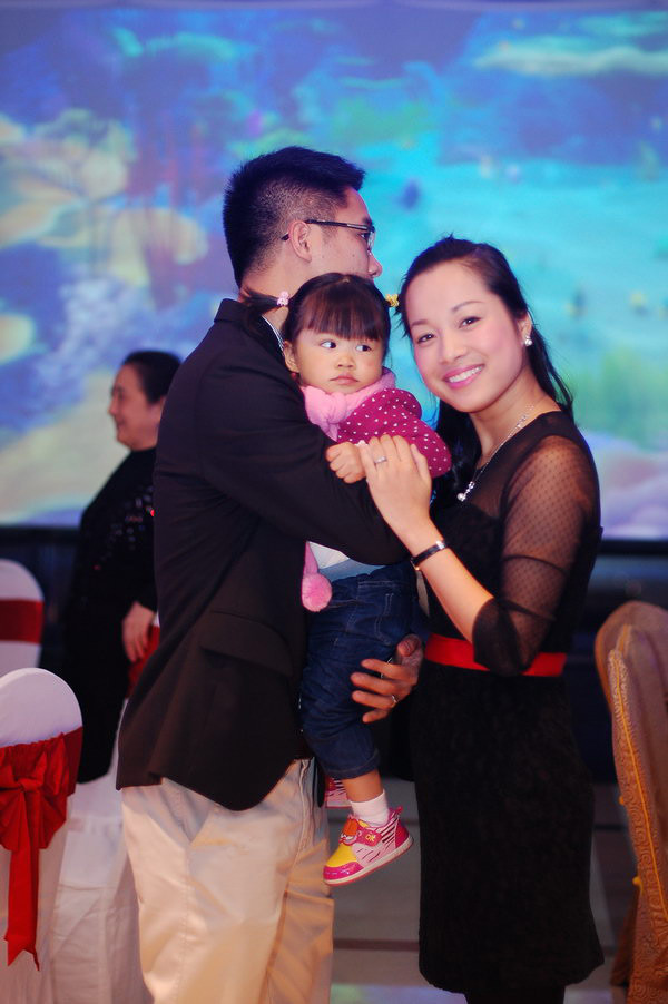 Sống trong niềm hạnh phúc của mình, Minh Hương chia sẻ rằng chính con cái đã là sợi dây thắt chặt hơn tình yêu sâu đậm của hai vợ chồng cô. Từng bị nghi án là “ăn cơm trước kẻng” nhưng Minh Hương và chồng của mình luôn chứng tỏ tình yêu của họ là một tình yêu đẹp, không dễ bị lung lay bởi bất cứ một lí do nào. (Theo ngoisao)