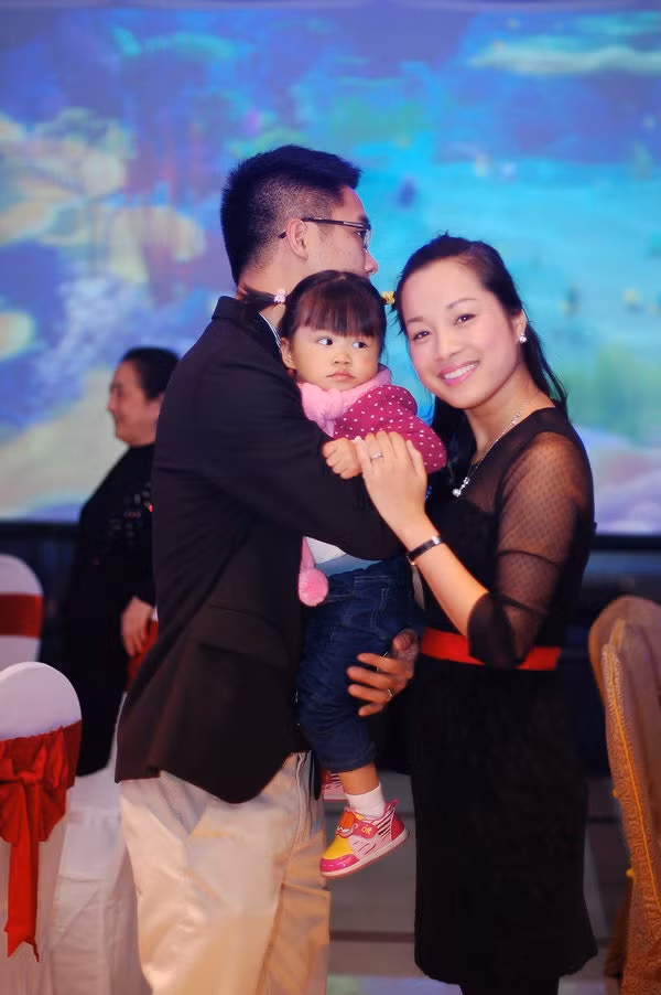 Sống trong niềm hạnh phúc của mình, Minh Hương chia sẻ rằng chính con cái đã là sợi dây thắt chặt hơn tình yêu sâu đậm của hai vợ chồng cô. Từng bị nghi án là “ăn cơm trước kẻng” nhưng Minh Hương và chồng của mình luôn chứng tỏ tình yêu của họ là một tình yêu đẹp, không dễ bị lung lay bởi bất cứ một lí do nào. (Theo ngoisao)
