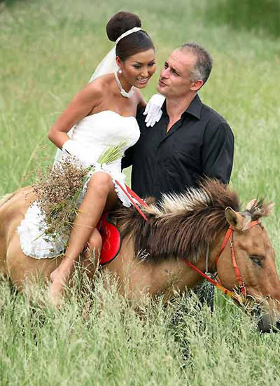 Cô nàng da nâu này đang hạnh phúc với người chồng ngoại quốc của mình.