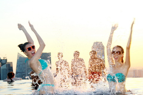 Những phút giây vui vẻ đùa nghịch cùng nước của người đẹp Trà Ngọc Hằng và Lều Phương Anh. Những phút giây vui vẻ đùa nghịch cùng nước của người đẹp Trà Ngọc Hằng và Lều Phương Anh.