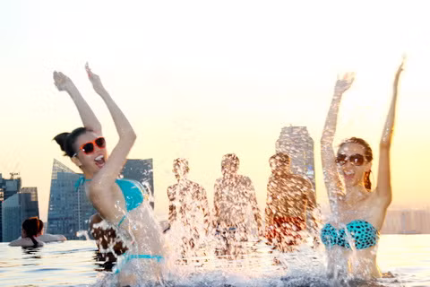 Những phút giây vui vẻ đùa nghịch cùng nước của người đẹp Trà Ngọc Hằng và Lều Phương Anh.